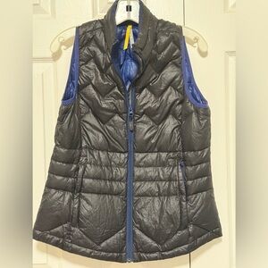 LOLE- athletica Black and Blue Puffer Vest. M
